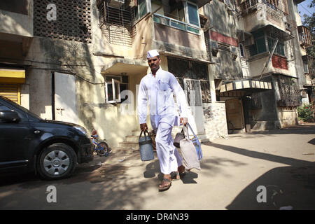 3. März 2009 - Mumbai, Maharashtra, Indien - Lunchbüchsen BABAN KADAM eilt zu Fuß mit gepackten Dabbas bis zum nächstgelegenen Bahnhof Dabbas auf den Zug für die Lieferung von Essen an den Client in seinem Büro zu laden.  Er geht als auch Cucles, die gefüllten Lunchboxen jeden Morgen zu sammeln. (Kredit-Bild: © Subhash Sharma/ZUMApress.com) Stockfoto