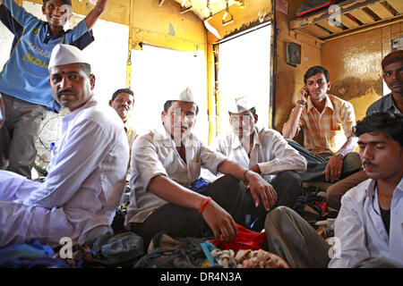 3. März 2009 - Mumbai, Maharashtra, Indien - nach dem Laden der gepackten Dabbas in den Zug, der Dabbawallas in den Regionalzug.  Nach der Sortierung nach dem Ziel tragen die Dabbawallas verpackt Dabbas, der nächste Bahnhof auf die Züge an die Kunden in ihren Büros zugestellt werden. (Kredit-Bild: © Subhash Sharma/ZUMApress.com) Stockfoto