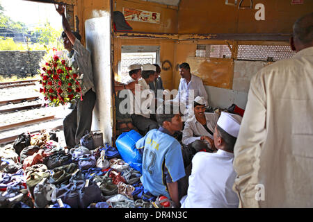 3. März 2009 - Mumbai, Maharashtra, Indien - Dabbawallas laden die gepackte Dabbas in den Zug.  Nach der Sortierung nach dem Ziel, führen die Dabbawallas der gepackten Dabbas, der nächste Bahnhof auf die Züge an die Kunden in ihren Büros zugestellt werden. (Kredit-Bild: © Subhash Sharma/ZUMApress.com) Stockfoto