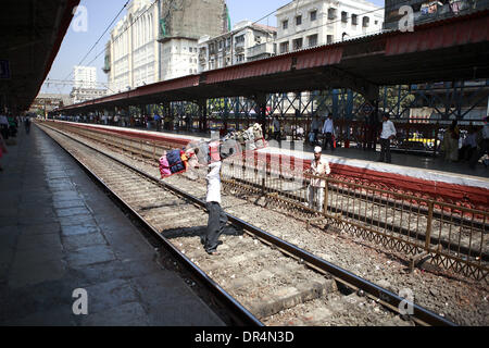 3. März 2009 - Mumbai, Maharashtra, Indien - Dabbawallas gefüllte Dabbas quer durch Eisenbahnlinien zu transportieren.  Nach der Sortierung nach dem Ziel, führen die Dabbawallas der gepackten Dabbas, der nächste Bahnhof auf die Züge an die Kunden in ihren Büros zugestellt werden. (Kredit-Bild: © Subhash Sharma/ZUMApress.com) Stockfoto