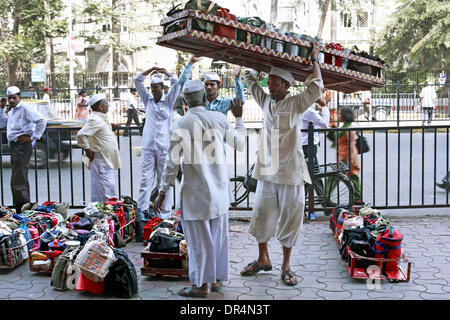 4. März 2009 - Mumbai, Maharashtra, Indien - The Dabbawallas Rücknahme Dabbas oder Tiffin Leerboxen bis in die Wohnungen der Kunden für die Lieferung.  Nach dem Mittagessen sind die leeren Dabbas von der Ortschaft alle gesammelt am nächstgelegenen Bahnhof und dann sortiert nach dem Bahnhof von Lieferung. Von hier aus werden die leeren Dabbas auf Mumbai suburban Nahverkehrszüge und t geladen. Stockfoto