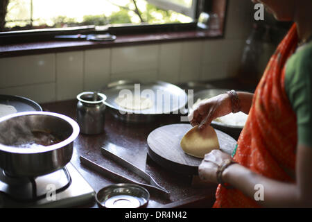 4. März 2009 - Mumbai, Maharashtra, Indien - A Hausfrau bereitet Mittagessen Dabba oder Tiffinbox durch die Dabbawalla für die Auslieferung an das Büro des Kunden abgeholt werden verpackt werden soll. (Kredit-Bild: © Subhash Sharma/ZUMApress.com) Stockfoto