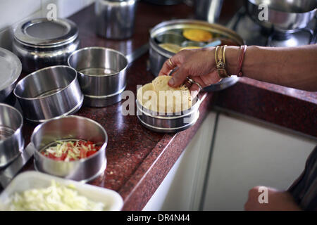 4. März 2009 - Mumbai, Maharashtra, Indien - A Hausfrau bereitet Mittagessen Dabba oder Tiffinbox durch die Dabbawalla für die Auslieferung an das Büro des Kunden abgeholt werden verpackt werden soll. (Kredit-Bild: © Subhash Sharma/ZUMApress.com) Stockfoto