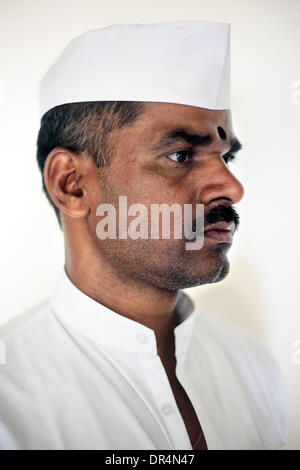 4. März 2009 - Mumbai, Maharashtra, Indien - Dabbawalla BABAN KADAM. (Kredit-Bild: © Subhash Sharma/ZUMApress.com) Stockfoto