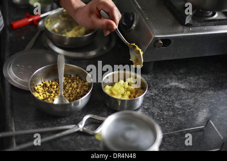 4. März 2009 - Mumbai, Maharashtra, Indien - A Hausfrau bereitet Mittagessen Dabba oder Tiffinbox durch die Dabbawalla für die Auslieferung an das Büro des Kunden abgeholt werden verpackt werden soll. (Kredit-Bild: © Subhash Sharma/ZUMApress.com) Stockfoto