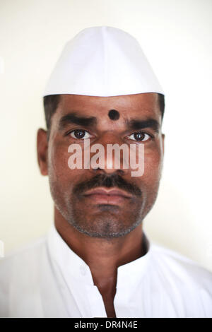 4. März 2009 - Mumbai, Maharashtra, Indien - Dabbawalla BABAN KADAM. (Kredit-Bild: © Subhash Sharma/ZUMApress.com) Stockfoto