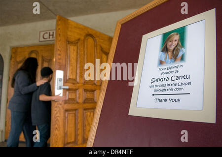 10. April 2009 erhielten - Tracy, Kalifornien, USA - Tracy Bewohner die Möglichkeit, eine Nachricht von Kondolenzschreiben Sandra Cantu in der Fry Memorial Chapel in Tracy in einem Buch hinterlassen. (Kredit-Bild: © Clifford Oto/Stockton Record/ZUMA Press) Stockfoto