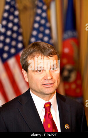 21. April 2009 - Washington, District Of Columbia, USA - die Vereidigung der rep Elect MIKE QUIGLEY im US-Repräsentantenhaus in der US-Hauptstadt Washington DC. Quigley wurde gewählt, um Chicagos 5. Bezirk in einer Nachwahl am 7. April vertreten. (Kredit-Bild: © Chaz Niell/Southcreek EMI/ZUMA Press) Stockfoto