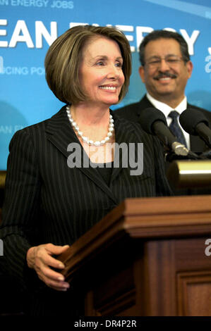 21. April 2009 - Washington, District Of Columbia, USA - Sprecher des Repräsentantenhauses NANCY PELOSI und das Klima Koalitionsmitglieder Adresse Media bei US. House Of Representatives in der US-Hauptstadt Washington d.c. (Kredit-Bild: © Chaz Niell/Southcreek EMI/ZUMA Press) Stockfoto