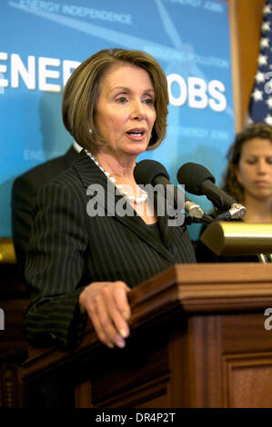 21. April 2009 - Washington, District Of Columbia, USA - Sprecher des Repräsentantenhauses NANCY PELOSI und das Klima Koalitionsmitglieder Adresse Media bei US. House Of Representatives in der US-Hauptstadt Washington d.c. (Kredit-Bild: © Chaz Niell/Southcreek EMI/ZUMA Press) Stockfoto