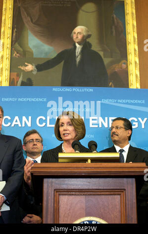 21. April 2009 - Washington, District Of Columbia, USA - Sprecher des Repräsentantenhauses NANCY PELOSI und das Klima Koalitionsmitglieder Adresse Media bei US. House Of Representatives in der US-Hauptstadt Washington d.c. (Kredit-Bild: © Chaz Niell/Southcreek EMI/ZUMA Press) Stockfoto