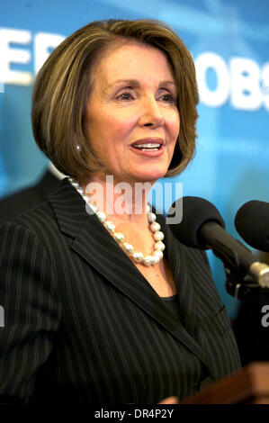 21. April 2009 - Washington, District Of Columbia, USA - Sprecher des Repräsentantenhauses NANCY PELOSI und das Klima Koalitionsmitglieder Adresse Media bei US. House Of Representatives in der US-Hauptstadt Washington d.c. (Kredit-Bild: © Chaz Niell/Southcreek EMI/ZUMA Press) Stockfoto