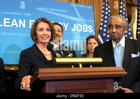 21. April 2009 - Washington, District Of Columbia, USA - Sprecher des Repräsentantenhauses NANCY PELOSI und das Klima Koalitionsmitglieder Adresse Media bei US. House Of Representatives in der US-Hauptstadt Washington d.c. (Kredit-Bild: © Chaz Niell/Southcreek EMI/ZUMA Press) Stockfoto