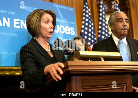 21. April 2009 - Washington, District Of Columbia, USA - Sprecher des Repräsentantenhauses NANCY PELOSI und das Klima Koalitionsmitglieder Adresse Media bei US. House Of Representatives in der US-Hauptstadt Washington d.c. (Kredit-Bild: © Chaz Niell/Southcreek EMI/ZUMA Press) Stockfoto