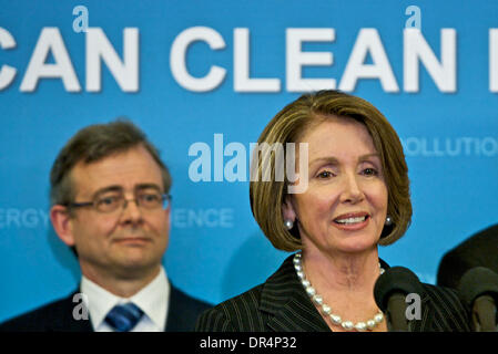 21. April 2009 - Washington, District Of Columbia, USA - Sprecher des Repräsentantenhauses NANCY PELOSI und das Klima Koalitionsmitglieder Adresse Media bei US. House Of Representatives in der US-Hauptstadt Washington d.c. (Kredit-Bild: © Chaz Niell/Southcreek EMI/ZUMA Press) Stockfoto