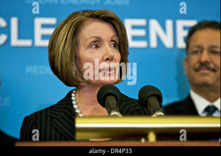 21. April 2009 - Washington, District Of Columbia, USA - Sprecher des Repräsentantenhauses NANCY PELOSI und das Klima Koalitionsmitglieder Adresse Media bei US. House Of Representatives in der US-Hauptstadt Washington d.c. (Kredit-Bild: © Chaz Niell/Southcreek EMI/ZUMA Press) Stockfoto