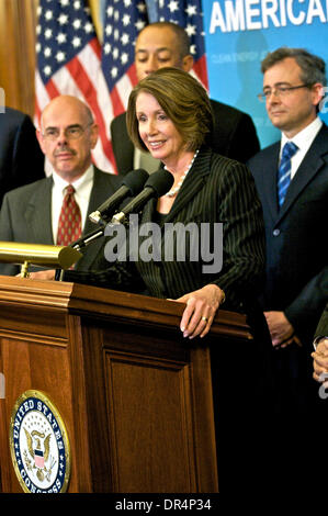 21. April 2009 - Washington, District Of Columbia, USA - Sprecher des Repräsentantenhauses NANCY PELOSI und das Klima Koalitionsmitglieder Adresse Media bei US. House Of Representatives in der US-Hauptstadt Washington d.c. (Kredit-Bild: © Chaz Niell/Southcreek EMI/ZUMA Press) Stockfoto