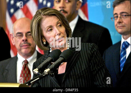 21. April 2009 - Washington, District Of Columbia, USA - Sprecher des Repräsentantenhauses NANCY PELOSI und das Klima Koalitionsmitglieder Adresse Media bei US. House Of Representatives in der US-Hauptstadt Washington d.c. (Kredit-Bild: © Chaz Niell/Southcreek EMI/ZUMA Press) Stockfoto