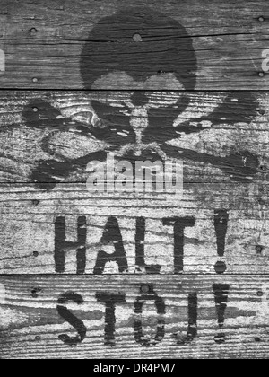 Melden Sie sich im KZ Auschwitz besagt Halt in Deutsch und Polnisch Stockfoto