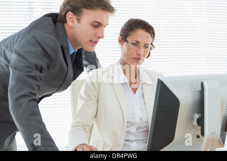 Elegant gekleidete Business-paar mit computer Stockfoto