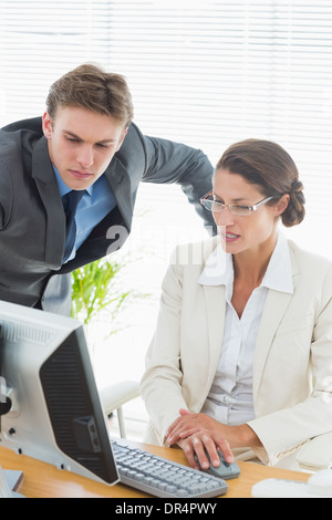 Elegant gekleidete Business-paar mit computer Stockfoto