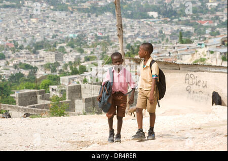 30. April 2009 - Port au Prince, Haiti - der verarmten Hang-Gemeinschaft von Martissant, prekär auf den entblößten Hügeln oberhalb von Port au Prince, die haitianische Hauptstadt gebaut. (Kredit-Bild: © David Snyder/ZUMA Press) Stockfoto
