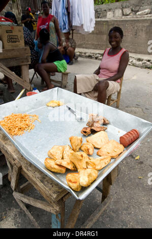 30. April 2009 - Port au Prince, Haiti - eine Straße Seite Verkäufer verkauft gebratene Nahrung aus einer informellen Stand in Port au Prince (Credit-Bild: © David Snyder/ZUMA drücken) Stockfoto