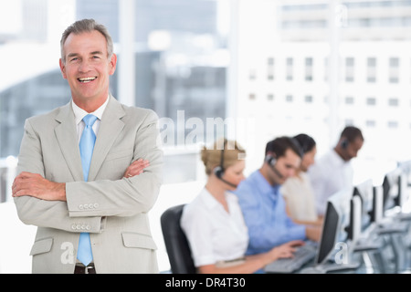 Glücklich Kaufmann mit Führungskräften, die mit dem Computer im Büro Stockfoto