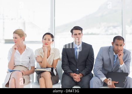 Business-Leute, die warten auf Arbeit interview im Büro Stockfoto