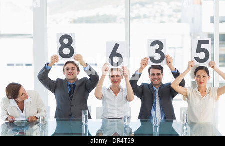 Gruppe von Panel Richter mit Partitur Schildern Stockfoto