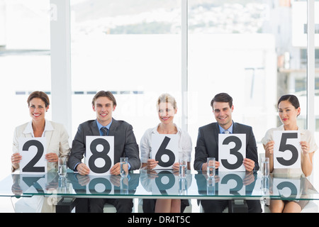 Gruppe von Panel Richter mit Partitur Schildern Stockfoto