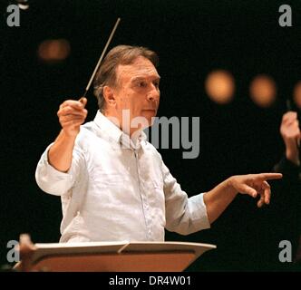 (Dpa) - italienischer Dirigent Claudio Abbado dirigiert die Berliner Philharmoniker während einer Probe auf das Beethoven Festspielhaus in Bonn, Deutschland, 6. Oktober 1999. Abbado studierte Klavier am Konservatorium von Mailand mit seinem Vater Michelangelo Abbado und später studierte Dirigieren bei Hans Swarowsky an der Wiener Musikakademie. Er gewann 1958 Koussevitsky Wettbewerb, ihn in Italien, zu etablieren und dann gewann den 1963 Mitropoulos Preis, woraufhin er rasch International als ein Orchester und Oper Dirigent bekannt wurde. Abbado zunächst dirigierte die Berliner Philharmoniker im Jahr 1966 und Stockfoto