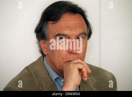 (Dpa-Dateien) - italienischer Dirigent Claudio Abbado im Bild während einer Pressekonferenz in Berlin, 27. April 1998. Abbado wurde am 26. Juni 1933 in Mailand, Italien, geboren. Er studierte Klavier am Konservatorium in Mailand vor Beginn in Wien durchführen. Im Jahr 1960 er sein Debüt an der Mailänder Scala in seiner Heimat Mailand im Jahr 1960 und diente als Musikdirektor dort von 1968 bis 1986. Im Jahr 1989 gelang es ihm, H. von Karajan als ständiger Dirigent und künstlerischer Leiter der Berliner Philharmoniker, ein Posten, den er bis zum September 2002 statt. Stockfoto