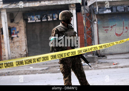 Rawalpindi, Pakistan. 20. Januar 2014. Ein pakistanischer Soldat steht Wache an der Stelle von einem Selbstmordanschlag in Rawalpindi, angrenzende Stadt von Islamabad, der Hauptstadt von Pakistan, 20. Januar 2014. Mindestens 13 Menschen getötet und mehr als 20 weitere verletzt, als ein Selbstmordattentäter sich in der Nähe von einem Polizei-Strassensperre gemeinsamen Besitz von Polizei und pakistanische Armee in Rawalpindi am Montagmorgen sprengte, sagten Beamte. Bildnachweis: Ahmad Kamal/Xinhua/Alamy Live-Nachrichten Stockfoto