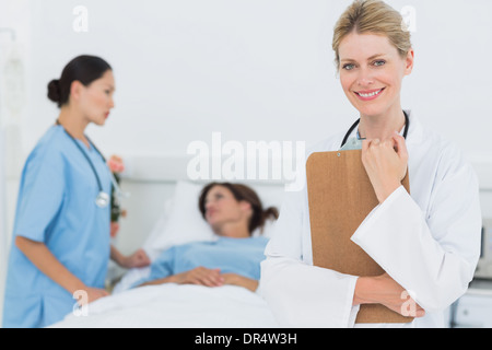 Lächelnde Arzt mit Patienten im Krankenhaus Stockfoto