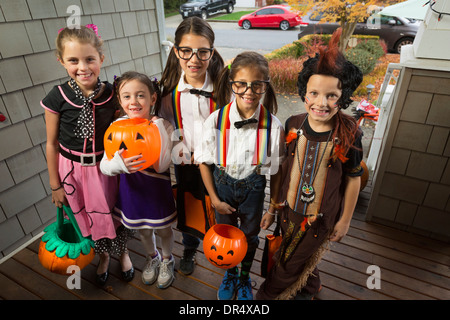 Kinder treating für Halloween Stockfoto