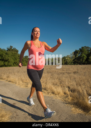 Hispanic schwangere walking im freien Stockfoto