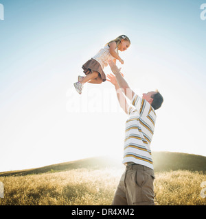 Kaukasische Vater Hebe Tochter Overhead im ländlichen Bereich Stockfoto