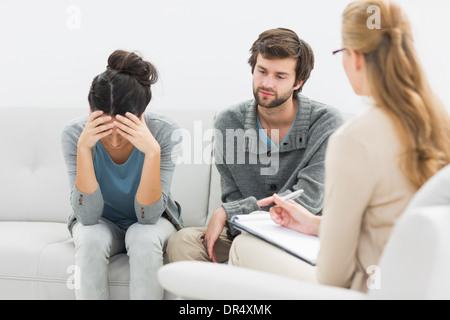 Paar im Gespräch mit einem Finanzberater Stockfoto