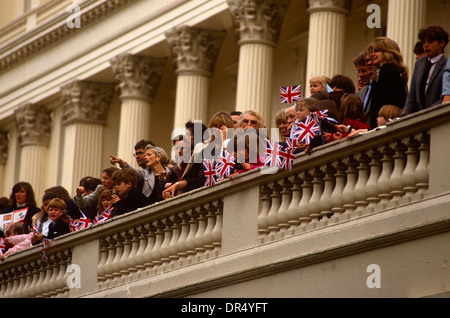 Mitglieder der englischen Gesellschaft schauen von einem Balkon während der jährlichen Trooping die Farbe-Parade in der Mall. Stockfoto