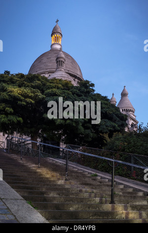 am frühen Morgenlicht fällt auf die verlassenen Stufen am Sacre Coeur Basilika Paris Frankreich Stockfoto