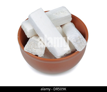 Marshmallows in Schüssel auf einem weißen Hintergrund Stockfoto