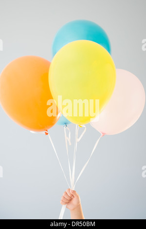 Koreanerin holding Haufen Luftballons Stockfoto