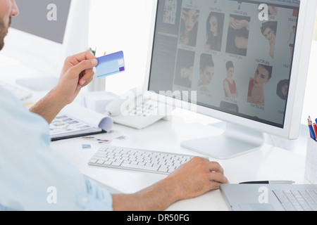 Seitenansicht eines männlichen Foto-Editor arbeiten am computer Stockfoto