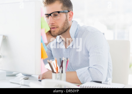 Konzentrierte junger Mann mit computer