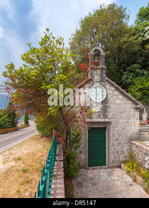 Kleine alte orthodoxe Kirche auf dem Friedhof in Perast, Montenegro Stockfoto