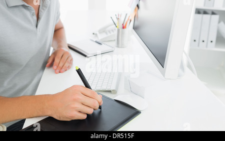 Lässige männlichen Bildbearbeitung mit Grafiktablett Stockfoto