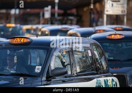 Hackney Taxis, Taxicab (hackney Carriage), TX4 Private, Mietwagen  Taxis im Stadtzentrum von Manchester, Lancashire, Großbritannien Stockfoto