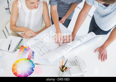 Erhöhte Ansicht Mittelteil der Künstler arbeiten an designs Stockfoto