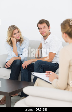 Paar im Gespräch mit einem Finanzberater Stockfoto